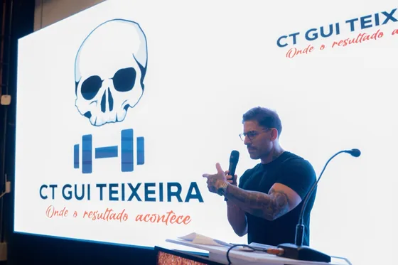 Palestra em auditório com a marca do CT projetada no telão